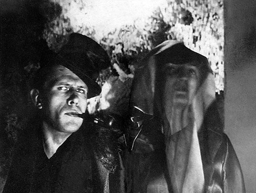 Даниил Хармс и Татьяна Глебова позируют для «домашнего фильма» «Неравный брак». Фотография П. Моккиевского, начало 1930-х.