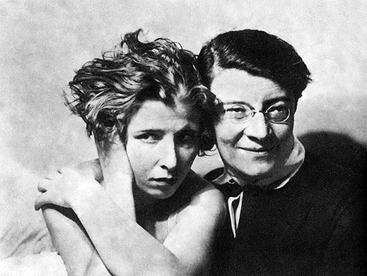 Клавдия Пугачева (слева) и Александра Бруштейн, 1930-е.