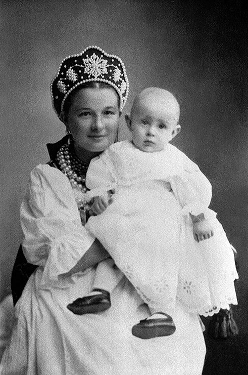 Даниил Ювачев с кормилицей, ок. 1906 г.