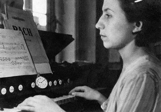 Марина Малич позирует за фисгармонией, 1938—1939 гг.