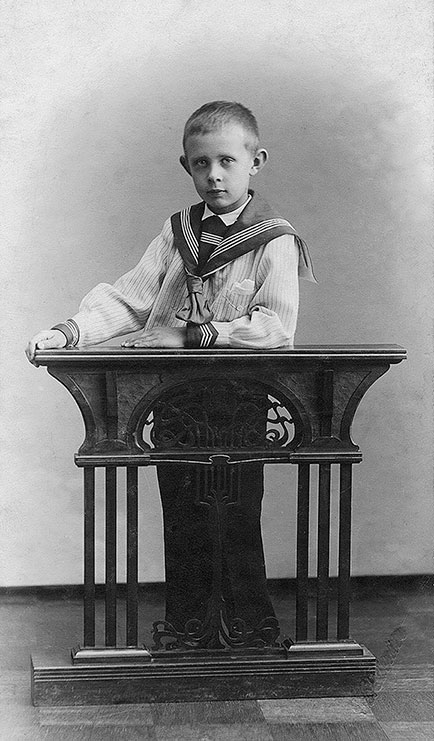 Даниил Ювачев. Фотоателье А.И. Деньера (Невский пр., 19), ок. 1912 г.