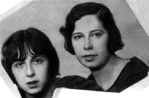 Она же (слева) с сестрой. 1920-е.