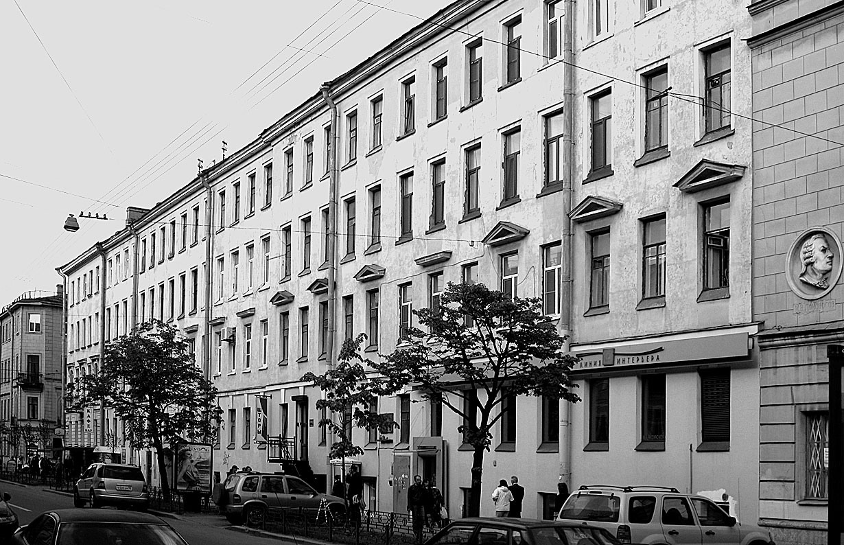 Дом № 11 по улице Маяковского, где семья Ювачевых жила в 1925—1941 гг. Фотография Р. Слащинина, май 2008 г.