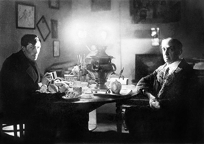 Михаил Кузмин и Юрий Юркун в своей квартире на улице Рылеева (бывшей Спасской), 1935—1936 гг.