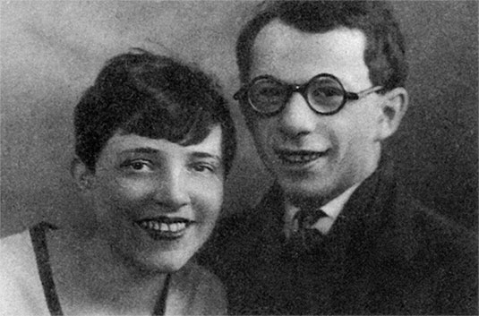 Даниил Хармс и Борис Левин с Эрикой Эдельман, 1929 г.