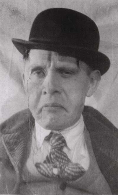 Даниил Хармс в образе вымышленного брата Ивана Ивановича Хармса. 1938 г.