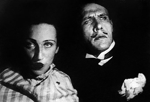 Даниил Хармс и Алиса Порет позируют для «домашнего фильма» «Неравный брак». Фотография П. Моккиевского, начало 1930-х.