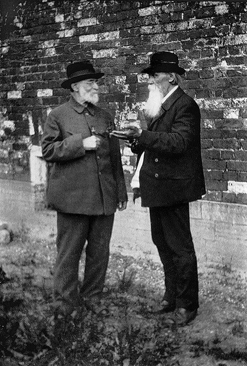 Ветераны-политкаторжане Михаил Фроленко (слева) и Иван Ювачев у стен Шлиссельбургской крепости, 19 июня 1929 г.