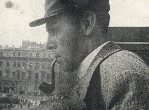 Даниил Хармс на балконе Дома книги. Фото Г. Левина. Середина 1930-х гг.